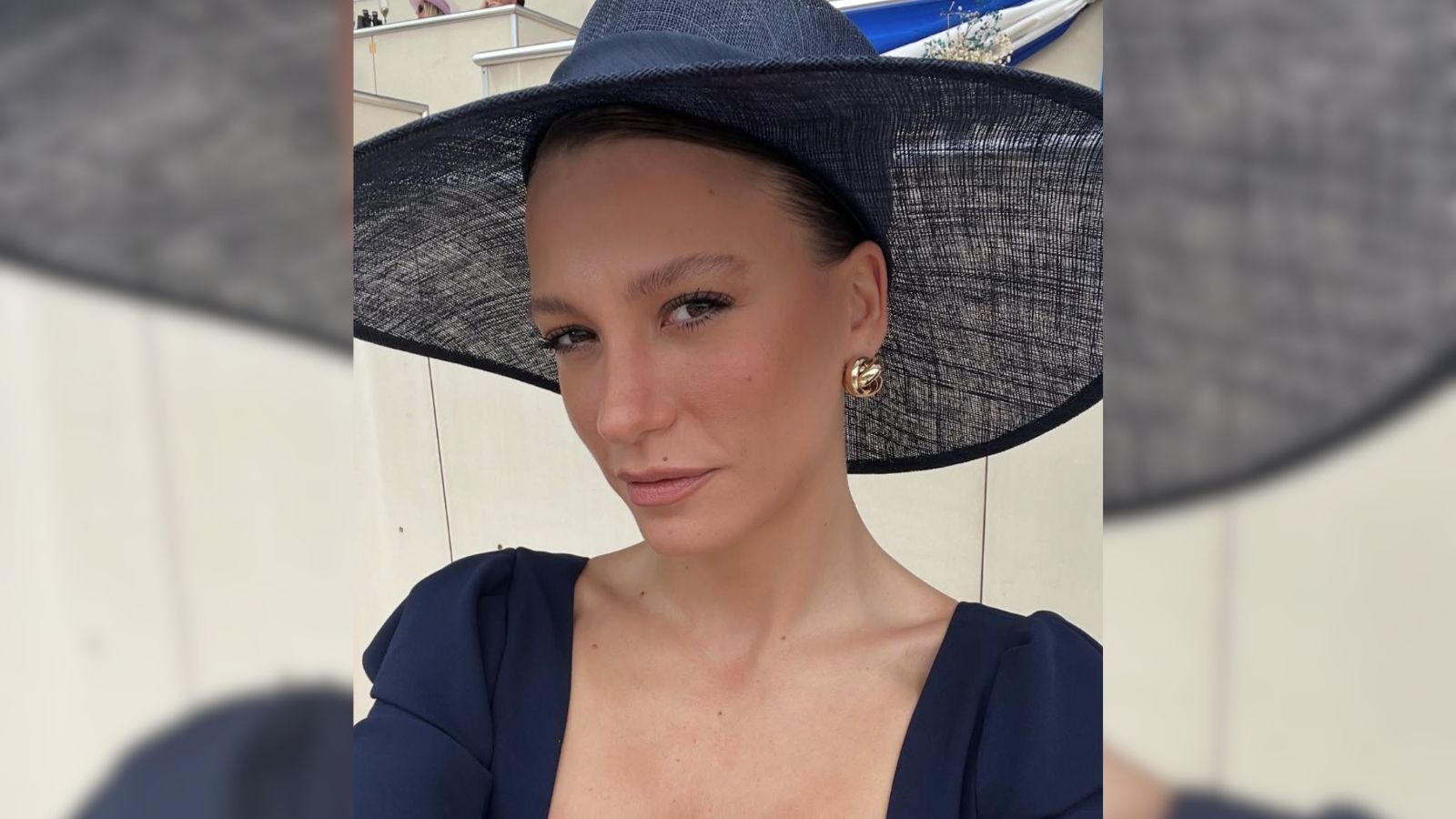 Serenay Sarikaya Kendisini Meskene Kapatten, Kimseyle Görzmüor!