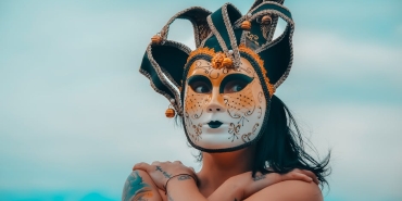 Sinem-Unsal8217in-Sasirtan-Degisimi-Yeni-Rolu-Icin-Kiliktan-Kiliga-Girdi-featured