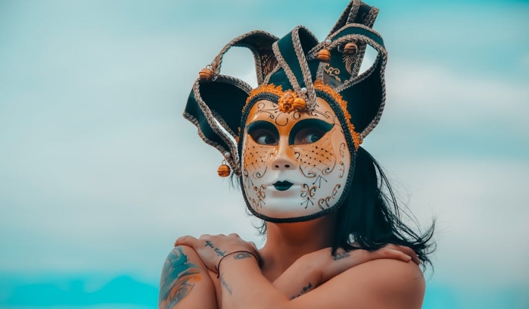 Sinem-Unsal8217in-Sasirtan-Degisimi-Yeni-Rolu-Icin-Kiliktan-Kiliga-Girdi-featured